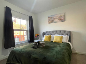 Cosy Home - 3 Bedroom 2 Bathroom - Free Parking, Fast Wifi and Smart TV Central Location